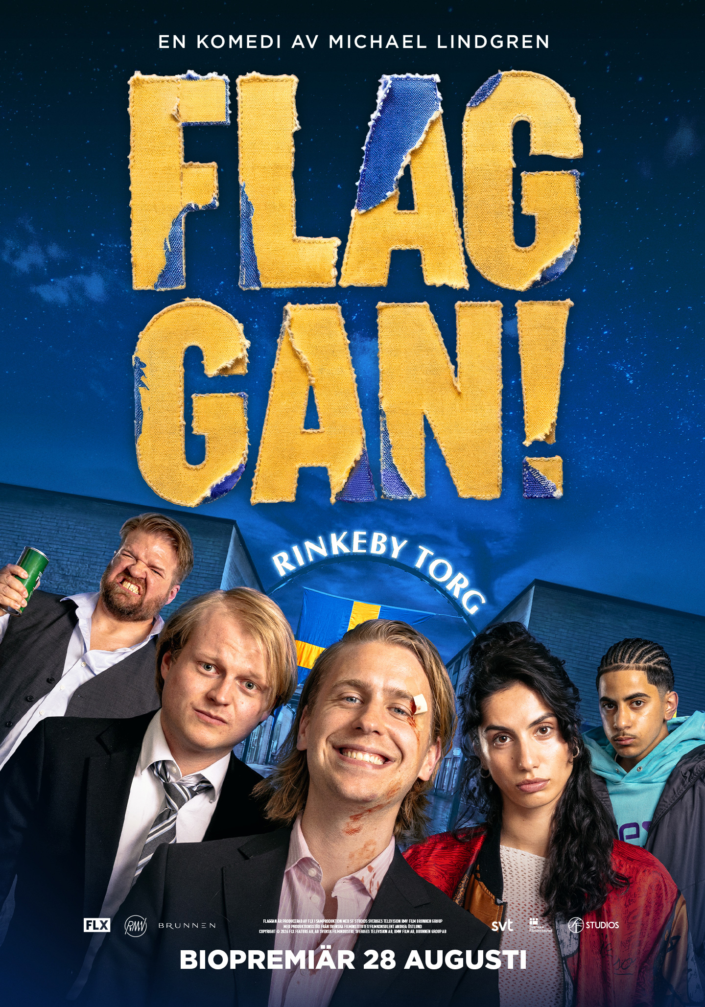 Affisch för den svenska komedin Flaggan med en grupp personer framför Rinkeby torg och en svensk flagga i bakgrunden.