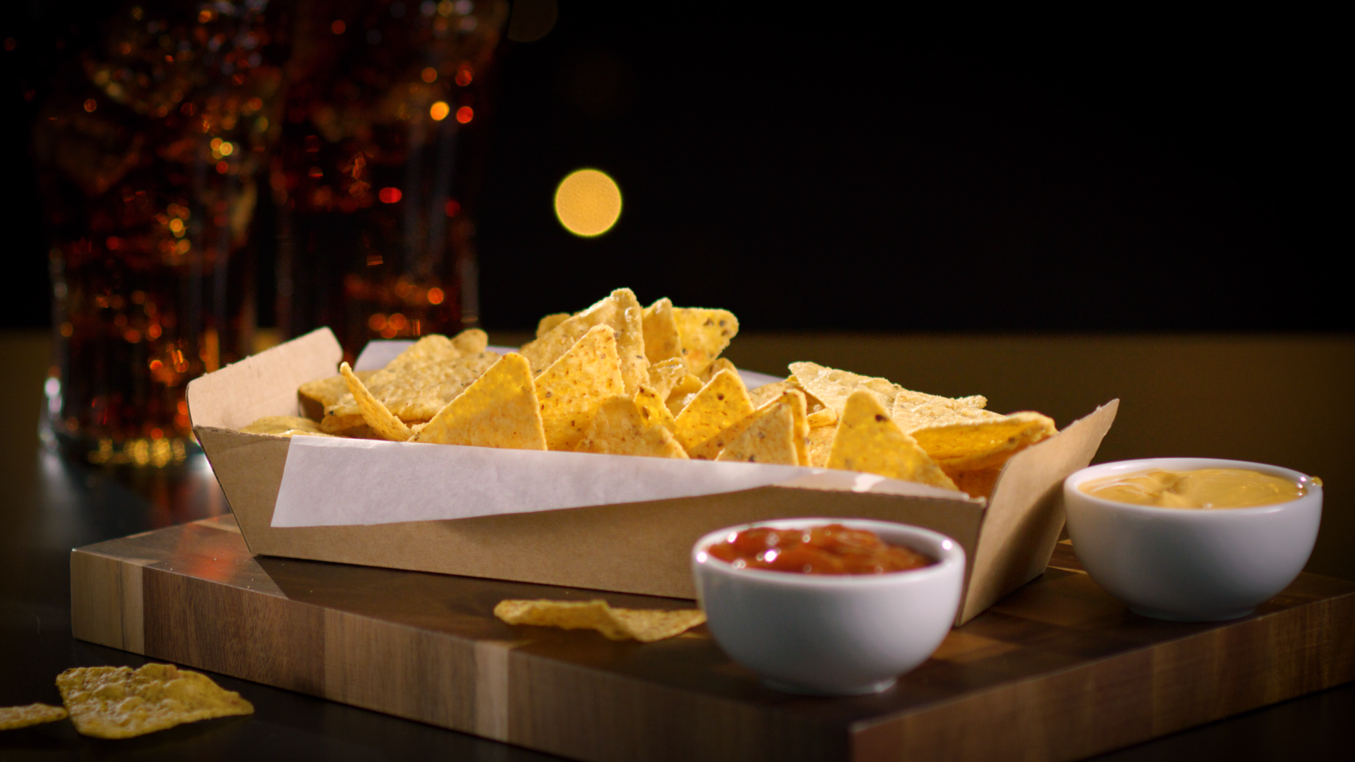 Bilden visar en tallrik med nachos och två såser