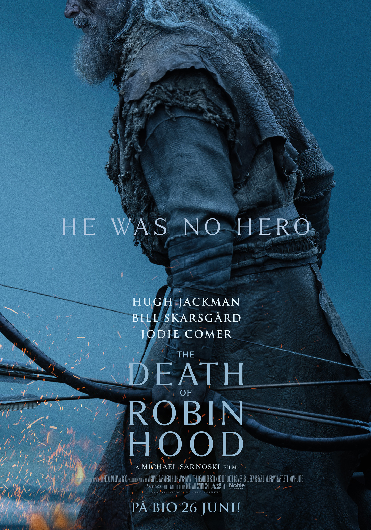 En mörk filmplansch där Robin Hood står i profil i kyligt blå toner, med pilbåge i handen. Texten “HE WAS NO HERO” syns över bilden, tillsammans med filmtiteln The Death of Robin Hood och skådespelarnamn. Längst ner står “På bio 26 juni”.