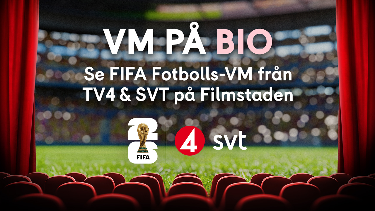 Biosalong med röda stolar och ridå som ramar in en fotbollsplan på storbildsskärm. Text på bilden: “VM PÅ BIO – Se FIFA Fotbolls-VM från TV4 & SVT på Filmstaden” samt logotyper för TV4 och SVT.