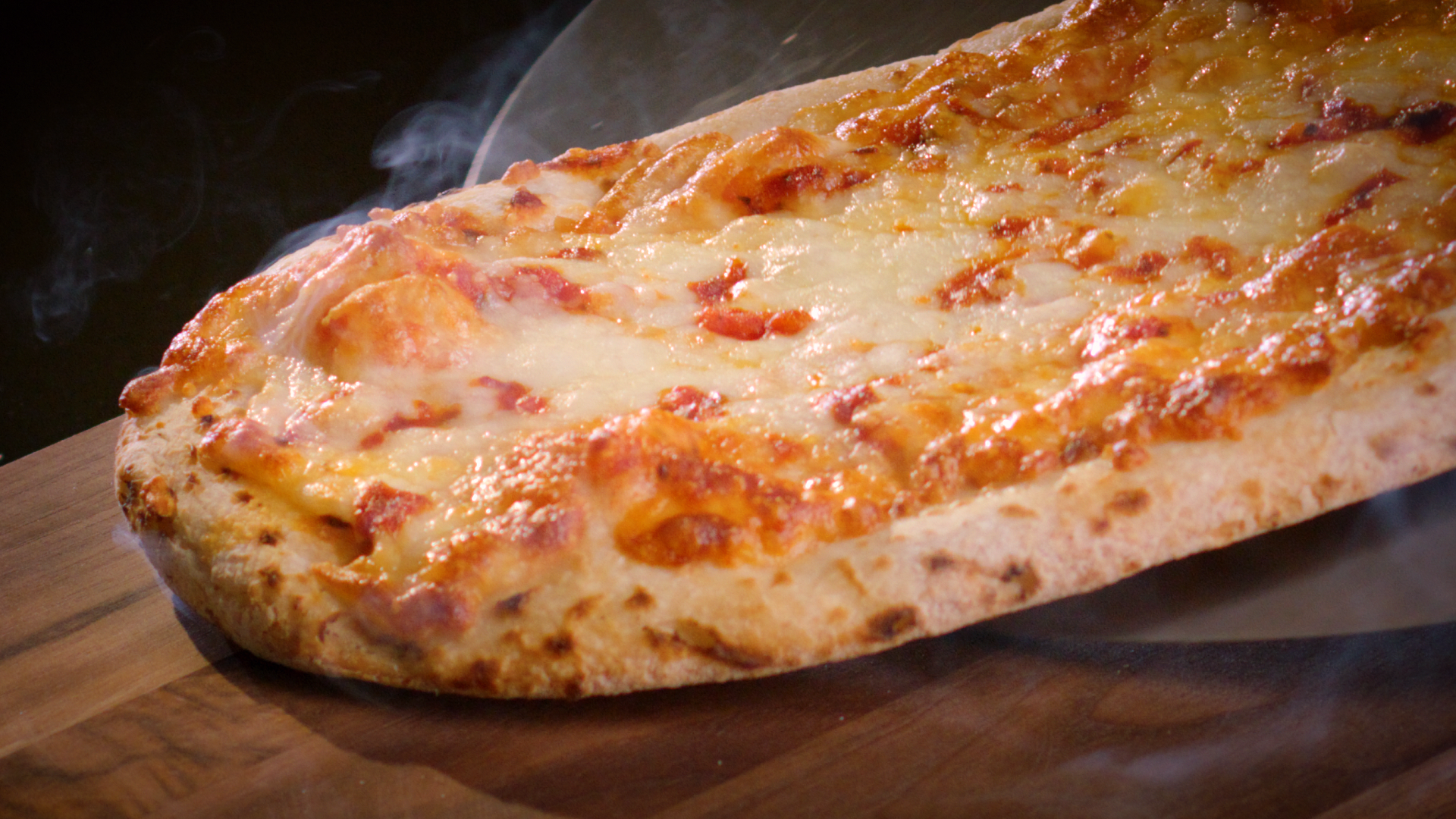 Bilden visar en rykande färsk pizza