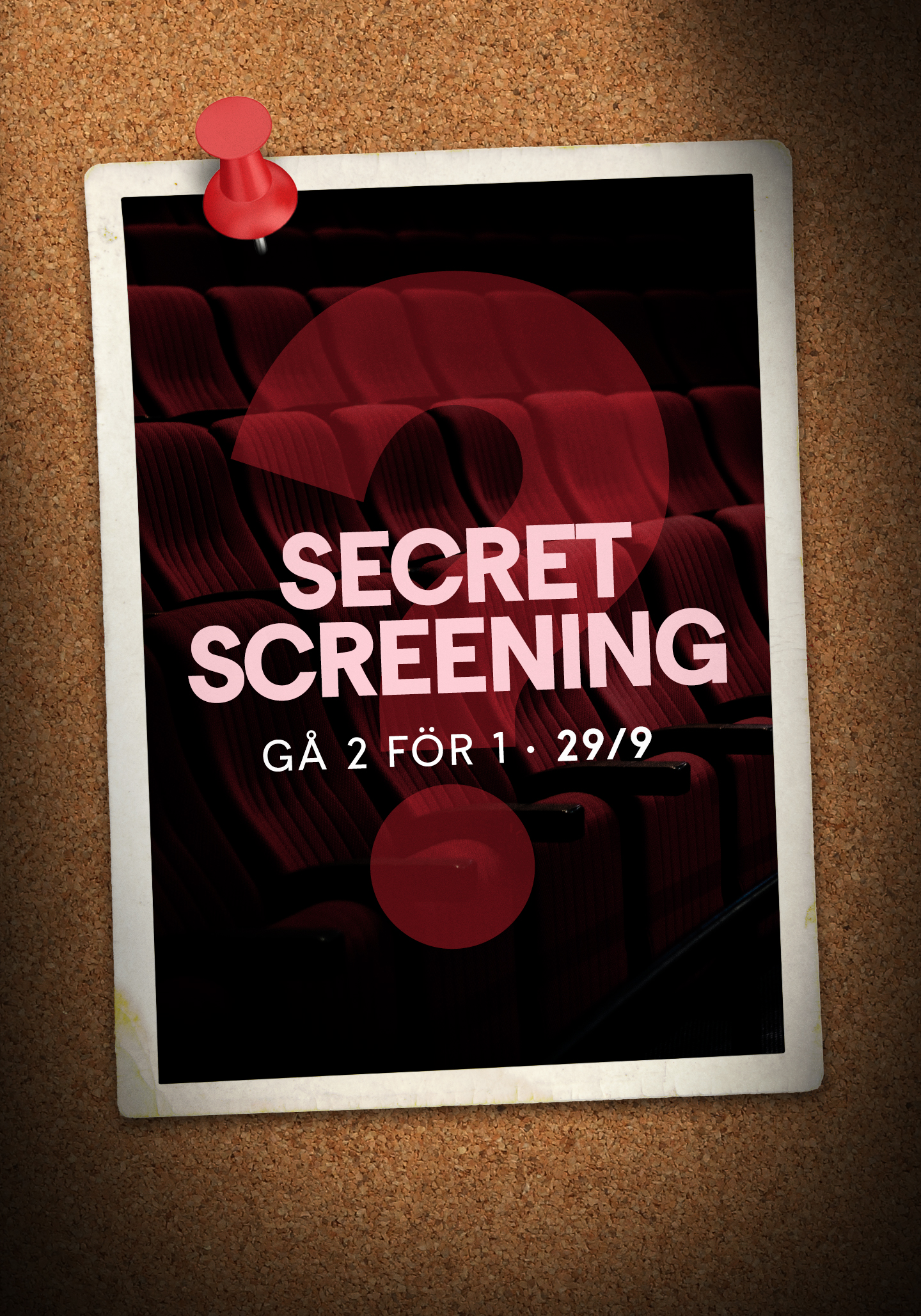 Affisch för Secret Screening med texten ”Secret Screening – Gå 2 för 1 – 29/9”. Affischen är uppsatt på en anslagstavla och har mörkröd bakgrund med en stor frågeteckenssymbol.