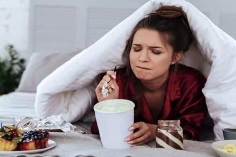 منها السلطة.. أطعمة رغم "صيتها الحسن" سارقة للنوم! 