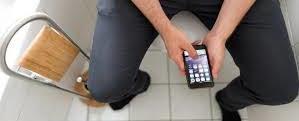 دراسة تحذر من استخدام الهاتف الذكي في المرحاض!