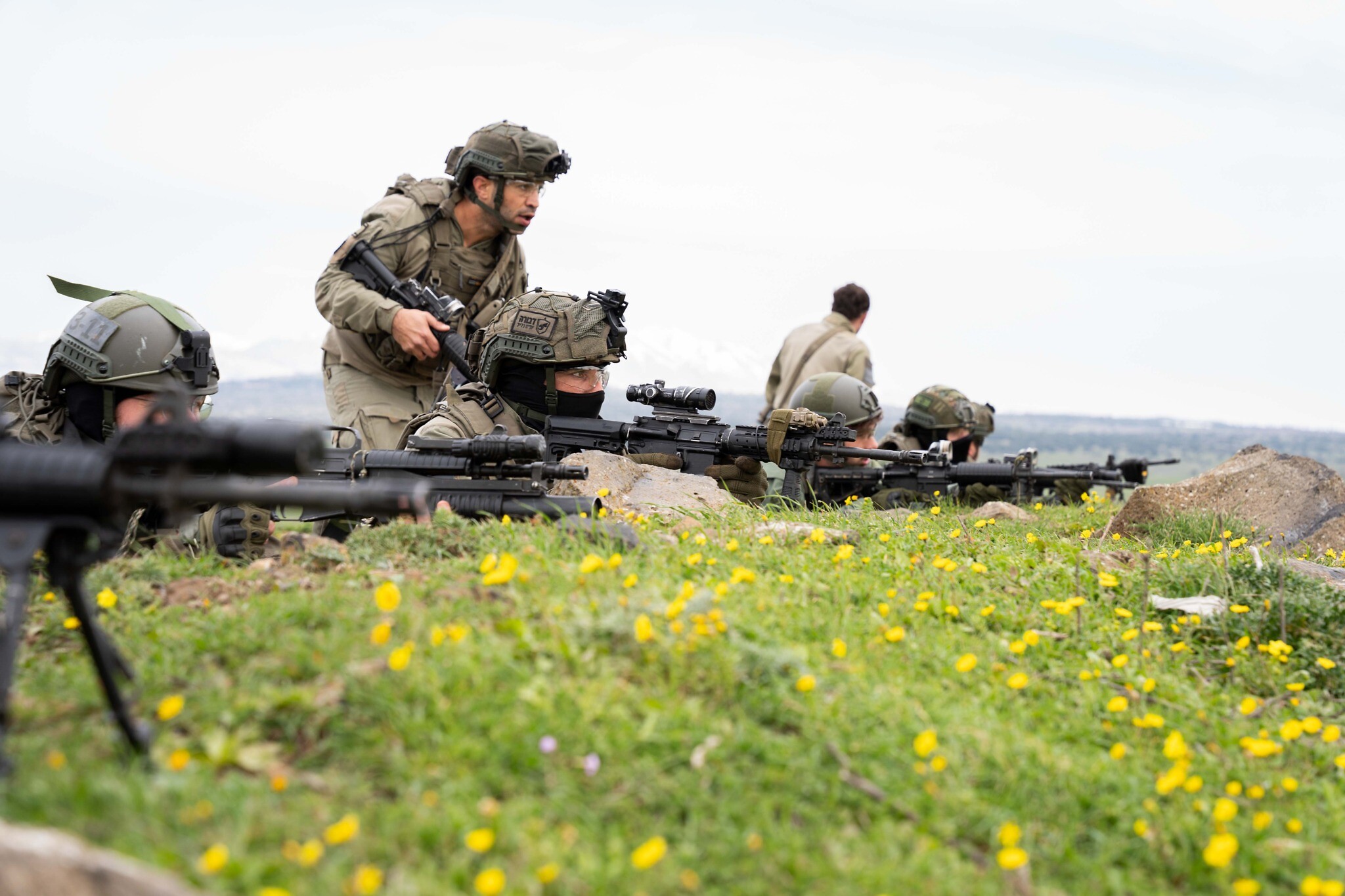 تواطؤ أو ضعف...لماذا يواظب "حزب الله" على إسداء النصائح لإسرائيل؟