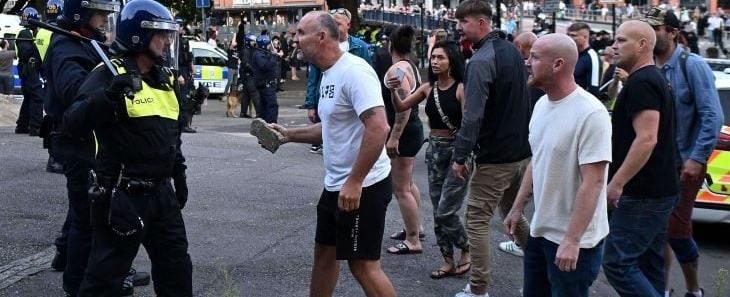 هل تواجه بريطانيا حقا مخاطر حرب أهلية كما “يحرض” إيلون ماسك؟