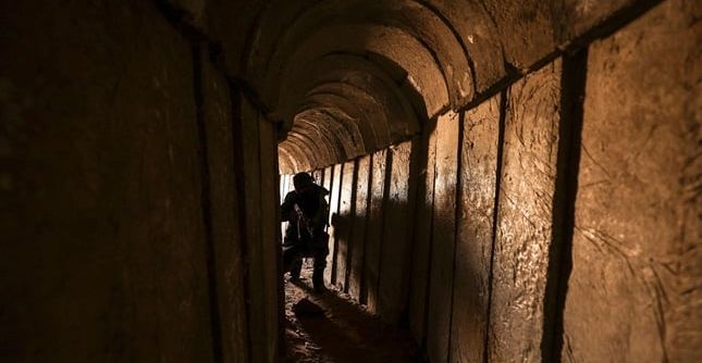 "وول ستريت جورنال": الجيش الإسرائيلي بدأ ضخ مياه البحر في أنفاق غزة