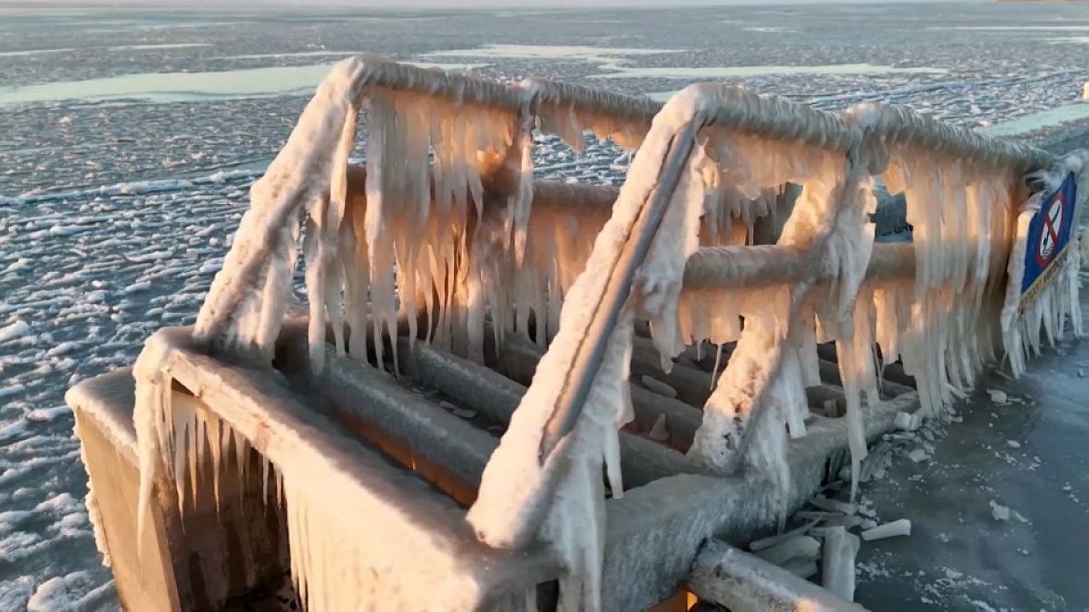 أوروبا.. تدنّي درجات الحرارة يحوّل بحيرة إلى ساحة للتزلج 