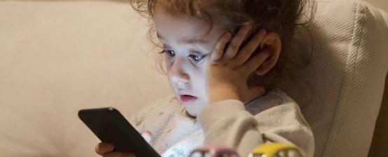 تهدد عقول الأطفال: دراسة تكشف تأثير الهواتف المحمولة على تعلّم اللغة