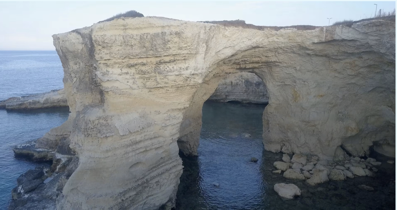 انهيار قوس العشاق الشهير في إيطاليا يوم عيد الحب