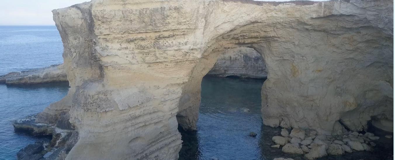 انهيار قوس العشاق الشهير في إيطاليا يوم عيد الحب