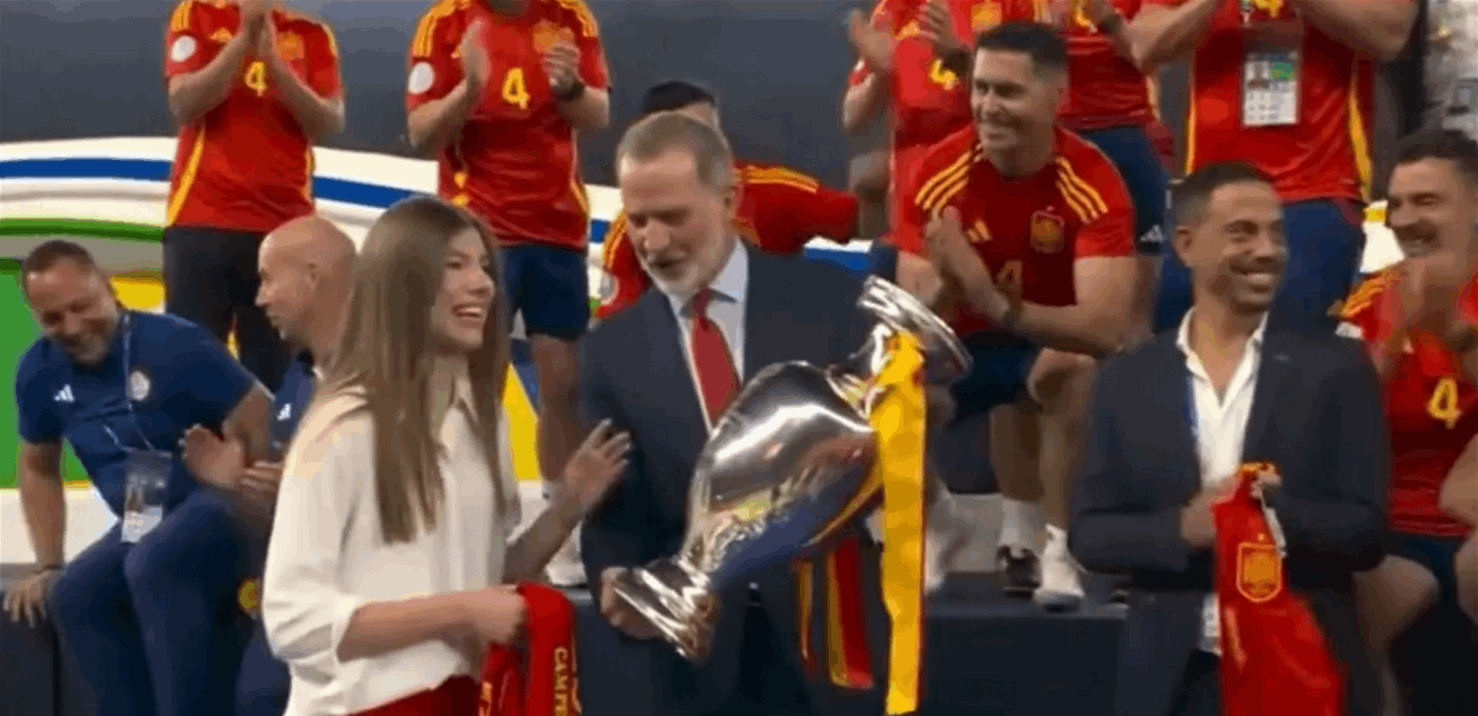 رفضت حمل كأس أوروبا.. أميرة إسبانيا تحرج الملك أمام ملايين المتابعين!