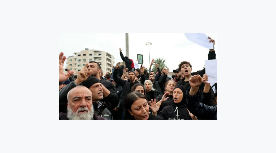 أعمال عنف في حمص وعلويون في اللاذقية يطالبون بـ"الحماية"