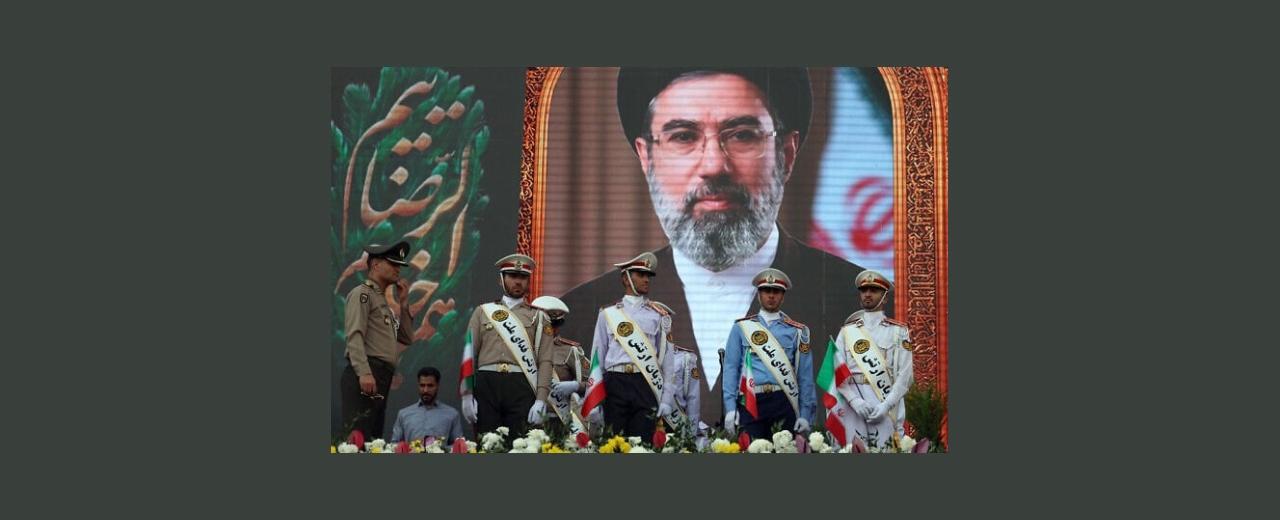 غياب مجتبى خامنئي عن تشييع والده يشعل التكهنات… ومقربون يعزون ذلك لأسباب اسرائيلية