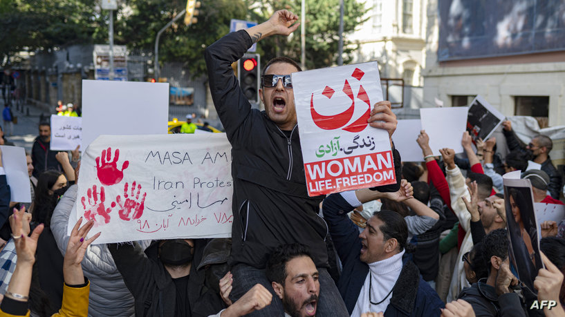 ما الذي يميّز احتجاجات الشعب الإيراني الحاليّة عن غيرها؟ وما هي تداعياتها على النظام؟