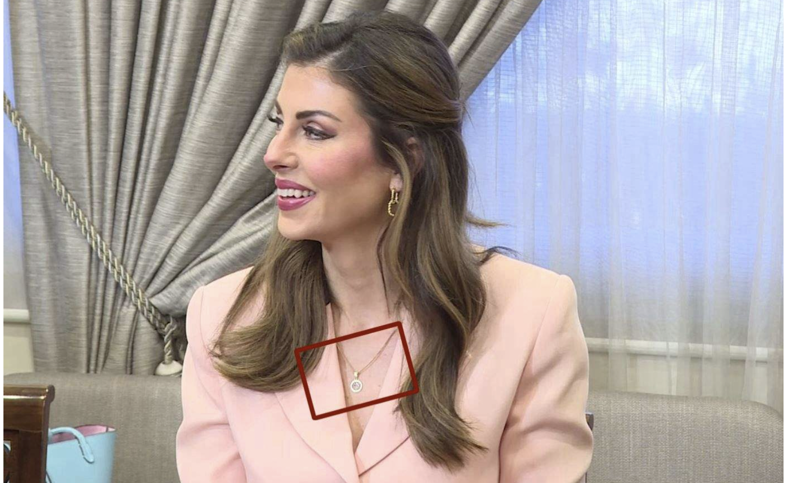 كيف حاولت أورتاغوس المتبرّجة بنجمة داوود...  إخفاءها أمام بري؟