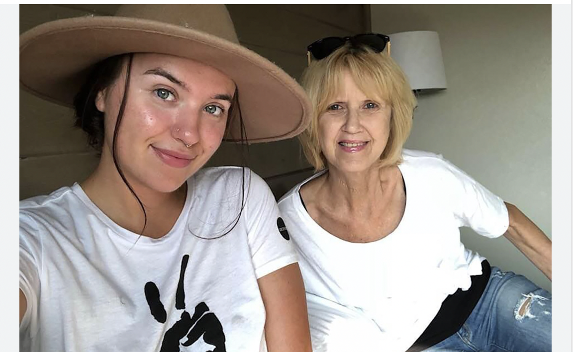 الوداع الأخير.. هكذا ساعد طاقم طائرة في لم شمل أم تحتضر وابنتها 