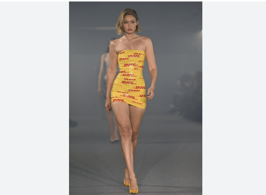 جيجي حديد بفستان من شريط لاصق