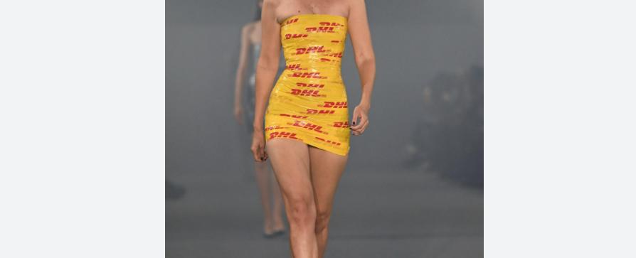 جيجي حديد بفستان من شريط لاصق