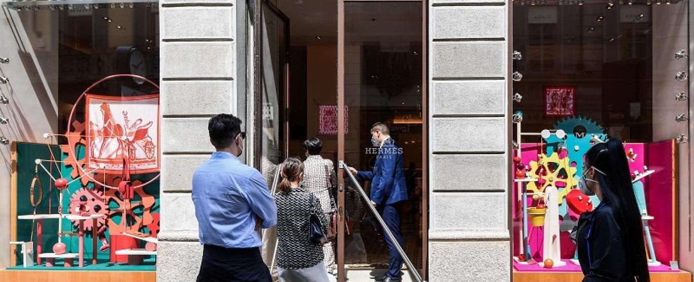 "صُنع في الصين"... غضب واسع بعد كشف حقيقة أسعار الماركات الفاخرة