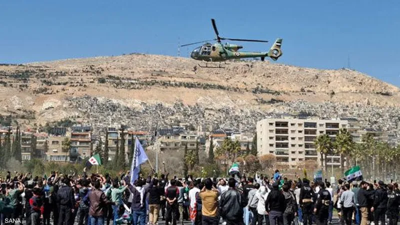 بعد أن ألقت لسنوات البراميل.. المروحيات السورية تلقي الورود في الذكرى الـ١٤ للثورة
