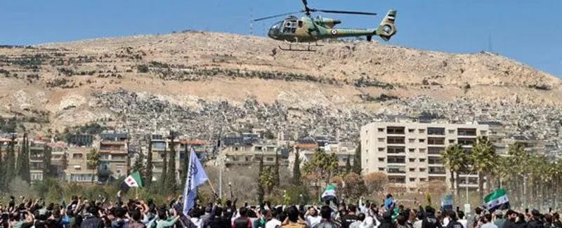 بعد أن ألقت لسنوات البراميل.. المروحيات السورية تلقي الورود في الذكرى الـ١٤ للثورة