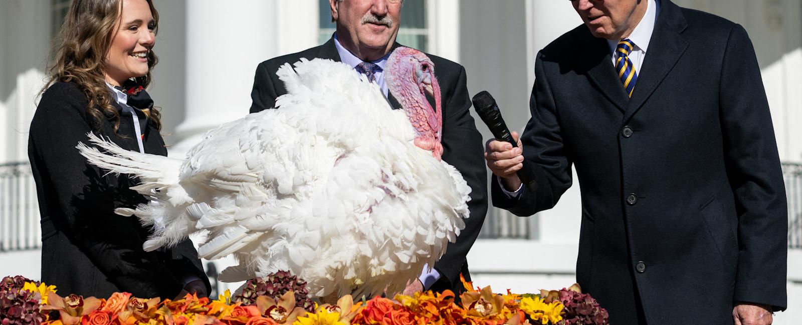 في عيد الشكر.. بايدن يعفو عن ديكين روميين