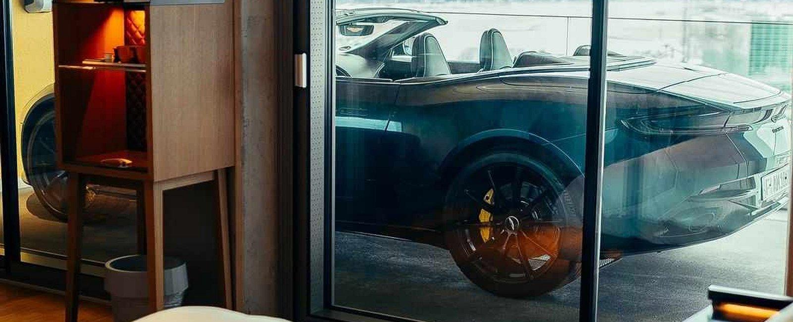 فندق يسمح للنزلاء بركن سيارتهم بجوار السرير