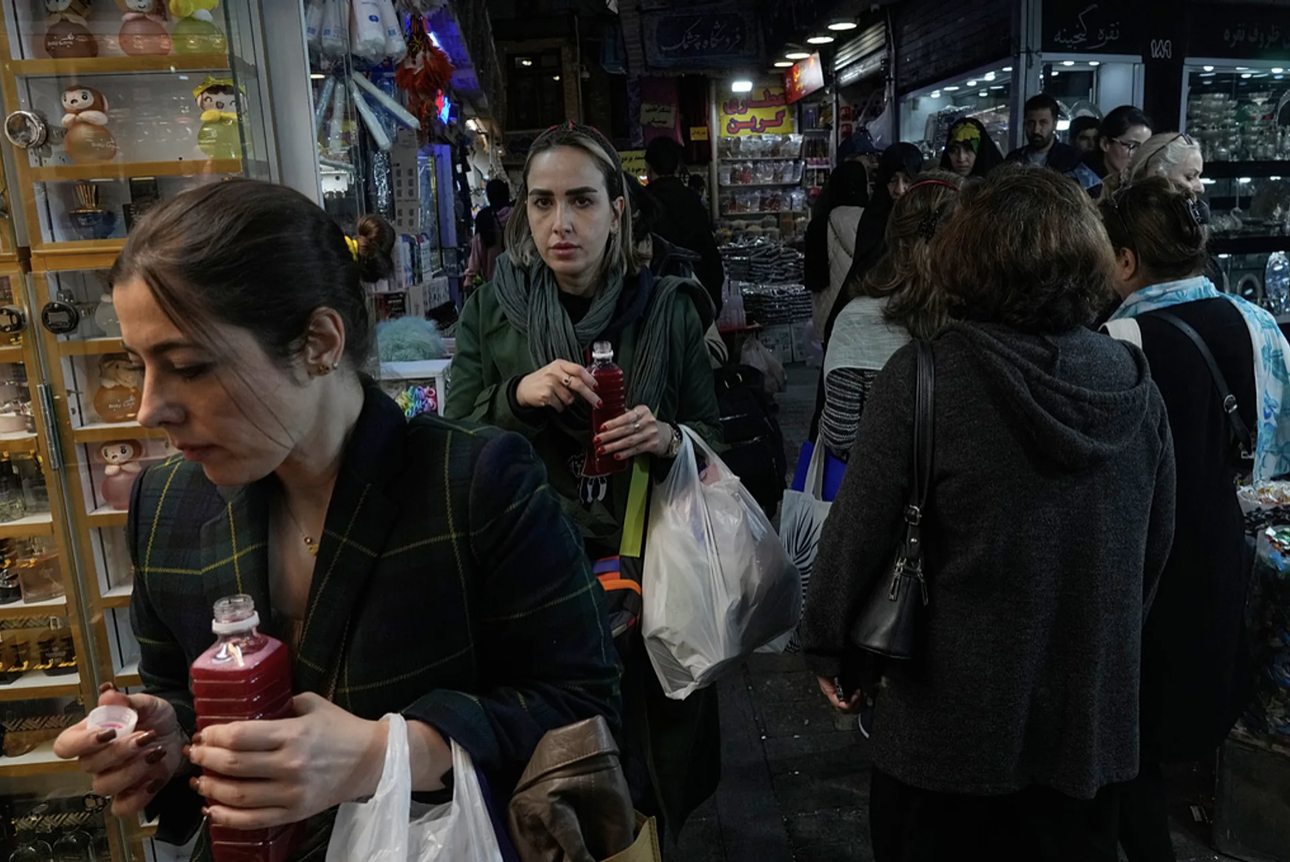 "أسوشييتد برس" ترصد تحولًا اجتماعيًا… تراجع الحجاب في شوارع طهران