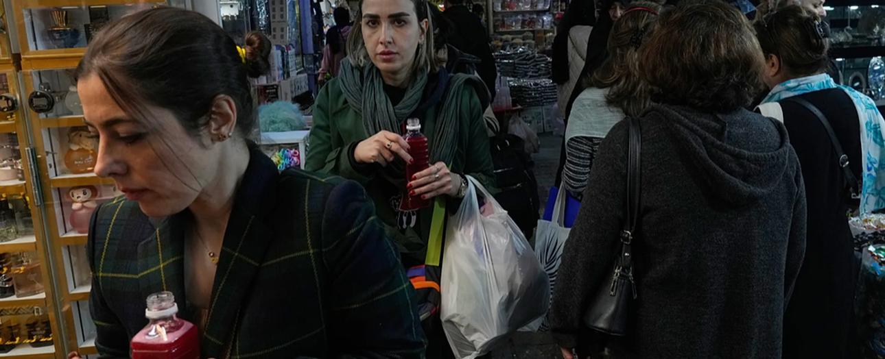 "أسوشييتد برس" ترصد تحولًا اجتماعيًا… تراجع الحجاب في شوارع طهران