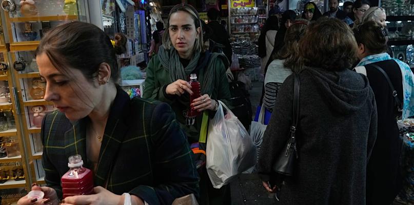 "أسوشييتد برس" ترصد تحولًا اجتماعيًا… تراجع الحجاب في شوارع طهران