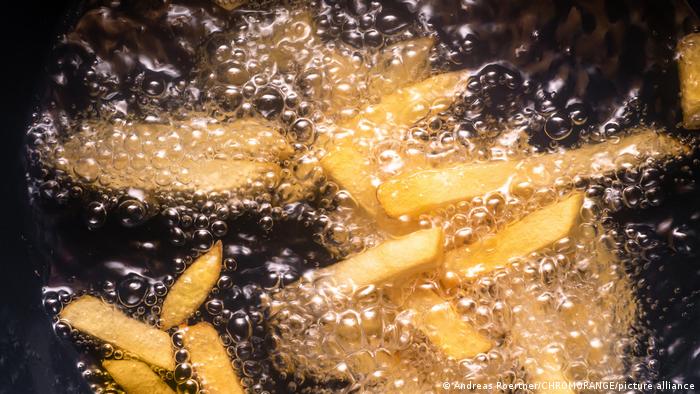 زيت القلي..  ما هو وقت تخزينه بعد استخدامه؟