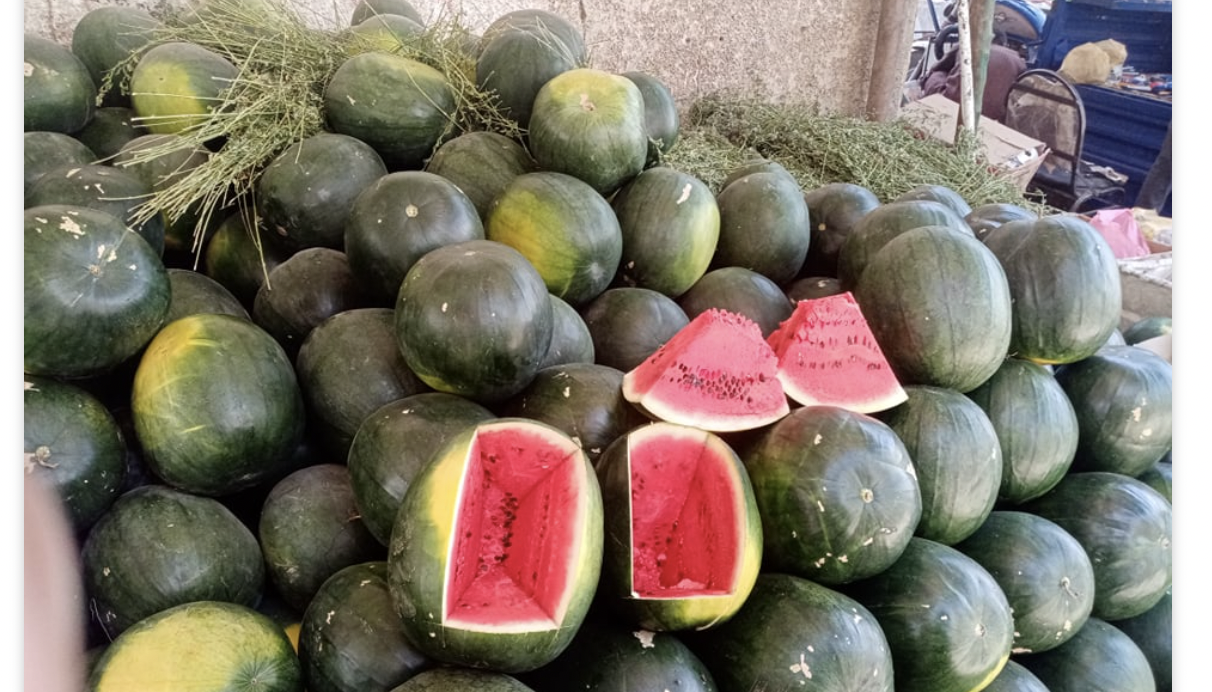 "عادة شائعة" أثناء تقطيع البطيخ... قد تؤدي إلى التسمم