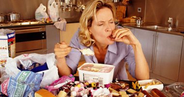 ما الصلة بين الوحدة والإفراط بالأكل لدى بعض النساء؟ 