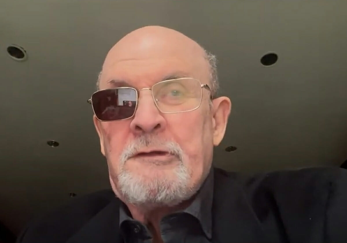 سلمان رشدي يكشف عن "كابوس" رآه قبل مهاجمته بيومين