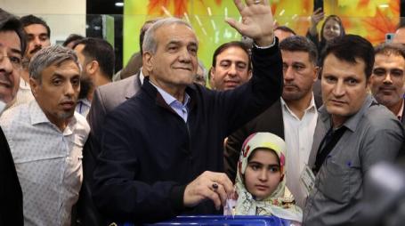 "إصلاحيّو" إيران يقومون بحملة تشجيع للناخبين من أجل إسقاط "ظل المرشد" وشعارهم: جحيم أقل استعارًا!