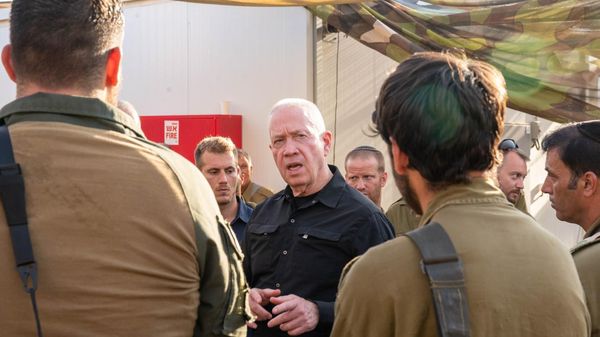 غالانت يوجه رسالة الى اللبنانيين: أولئك الذين يلعبون بالنار يجب أن يتوقعوا الدمار