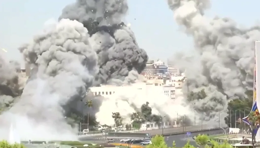 دفاعًا عن "حلفائها" الدروز..  إسرائيل تغير على رئاسة الأركان  ومحيط قصر الشعب في دمشق