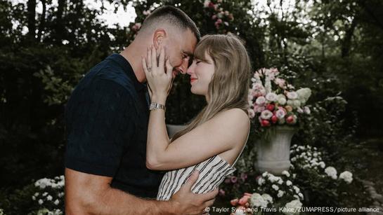 خطوبة تايلور سويفت وترافيس كيلسي... وترامب يتفاعل