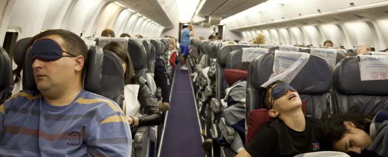 حيلة للنوم على الطائرة تجتاح "تيك توك".. ماذا يقول الخبراء؟