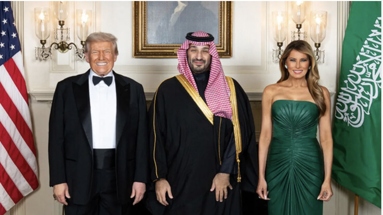 "الملك المستقبلي".. ترامب ينشر صورة مع محمد بن سلمان وميلانيا... ويعلّق