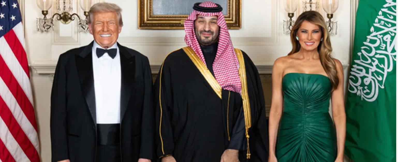 "الملك المستقبلي".. ترامب ينشر صورة مع محمد بن سلمان وميلانيا... ويعلّق