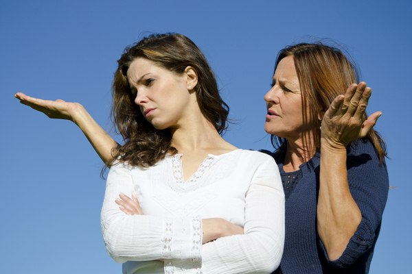 الأمهات المتلاعبات: عبارات قد تترك أثرًا عميقًا... كيف التحرّر منها؟