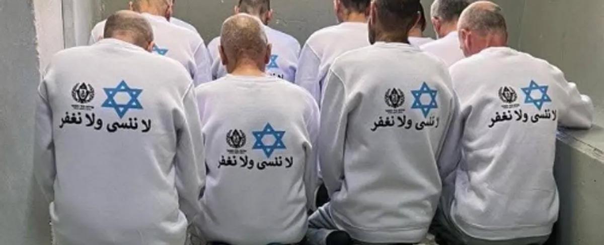 برسائل إسرائيلية على ظهورهم.. الأسرى الفلسطينيون يصلون غزة