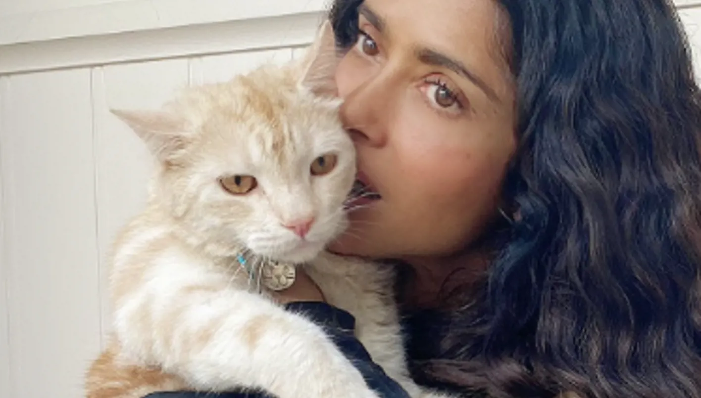 بعد "اقترافها جريمة قتل".. درس بالأخلاق من سلمى حايك لقطتها