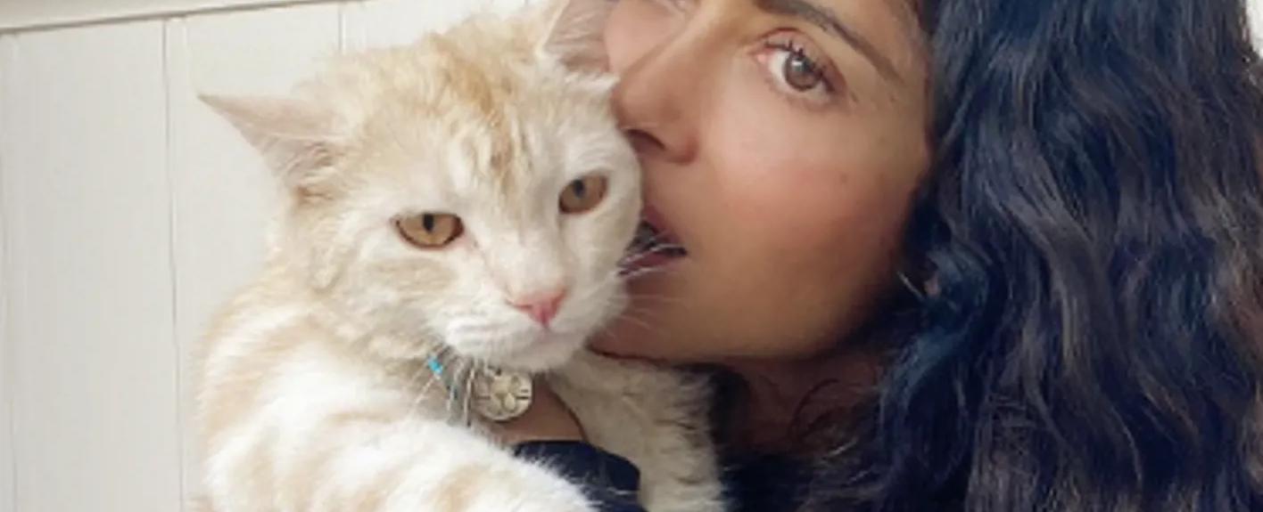 بعد "اقترافها جريمة قتل".. درس بالأخلاق من سلمى حايك لقطتها