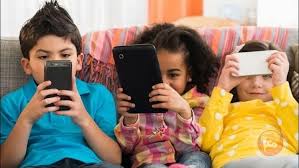 فرنسا تحظر استخدام وسائل التواصل الاجتماعي لمن دون 15 عاما