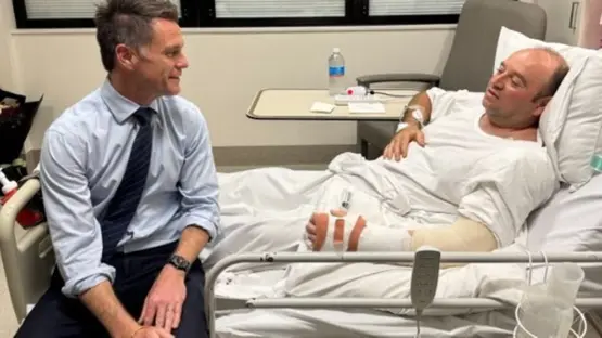 من سرير المستشفى.. صورة لـ"بطل" سيدني الأعزل الذي أنقذ المئات 