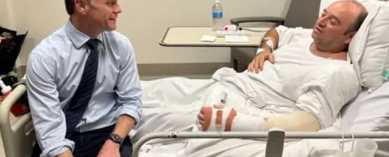 من سرير المستشفى.. صورة لـ"بطل" سيدني الأعزل الذي أنقذ المئات