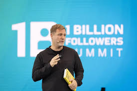 قيمتها مليون دولار.. بريطاني يفوز بجائزة "قمة المليار متابع" في دبي"